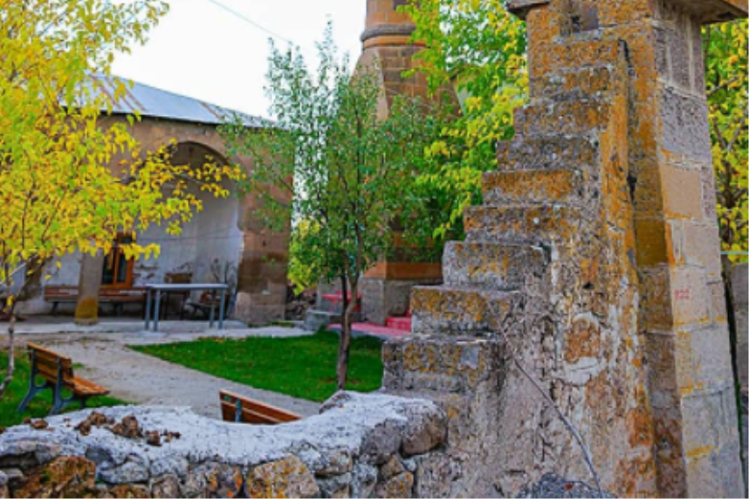 Bağlarpınarı köyünde tarihî mezarlık, çeşme ve havuzun ortasında yer alan Bağlarpınarı Cami, Osmanlı Dönemi'ne ait bir yapıdır ve cami kapısı üzerinde Hicri 1219 (Miladi 1809) tarihi yazılıdır. 